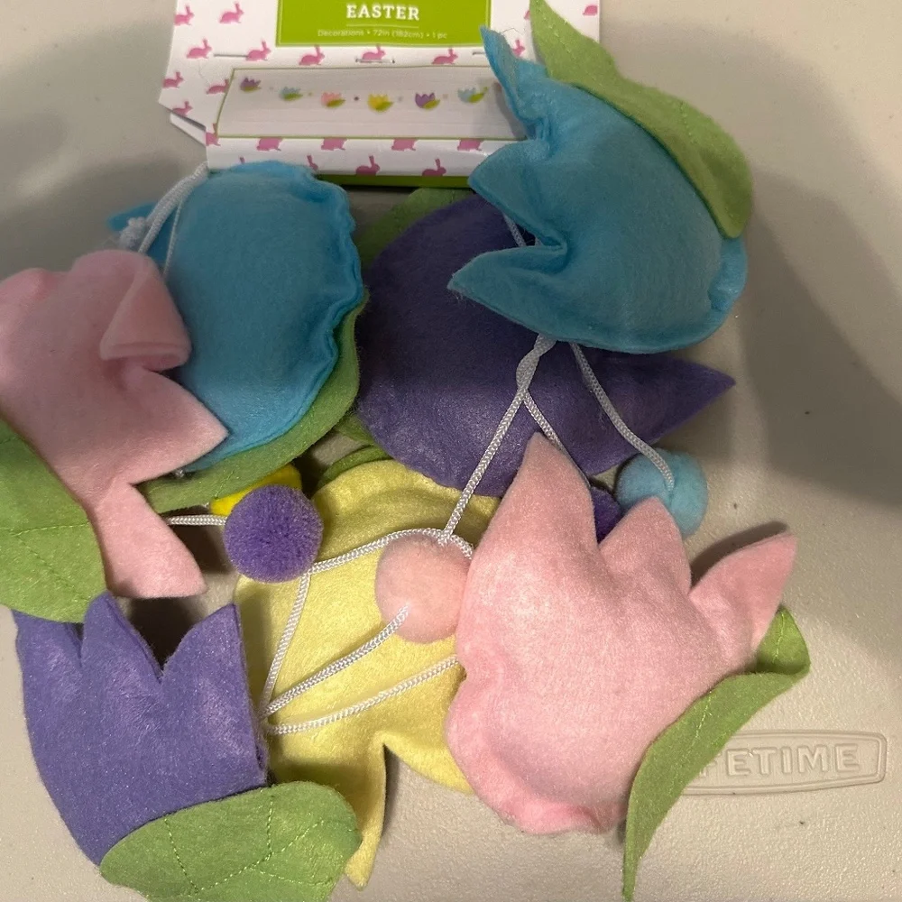 NWT Spring Flower felt garland